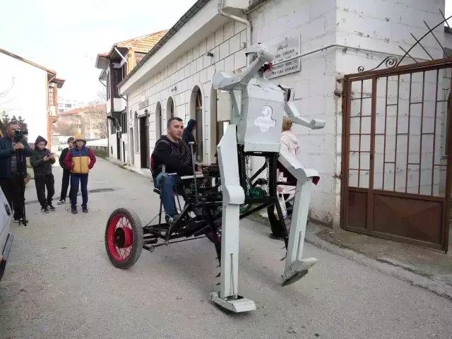 Gören telefona sarıldı! Yürüyor, arkasında insan taşıyor