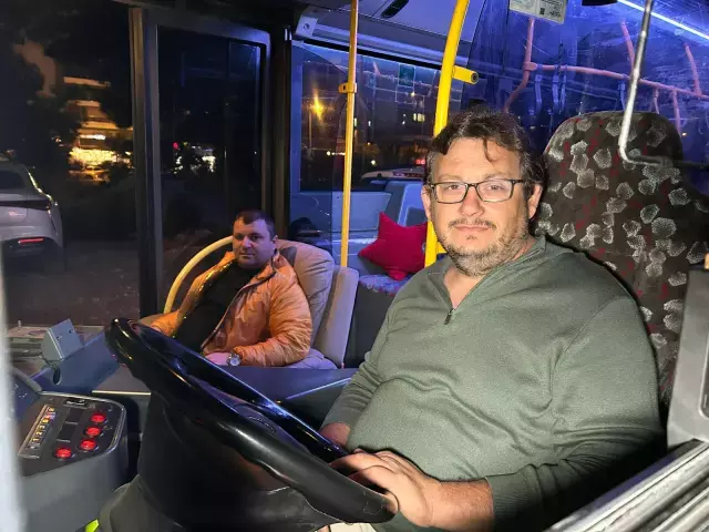 İETT otobüsü aldı, mahalleliyi peşine taktı! Akşam olunca ışıklar açılıyor, müzik başlıyor