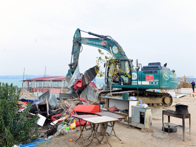 Adana'daki 'Amerikan Adası'ndaki Kaçak Yapılar Yıkıldı