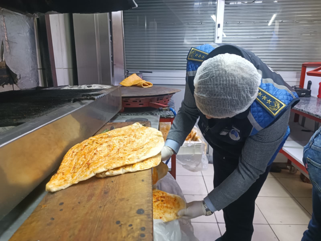 Denetime giden ekipler baharat kovasını açınca şaşkınlığa uğradı: Bozulmasın diye koydum