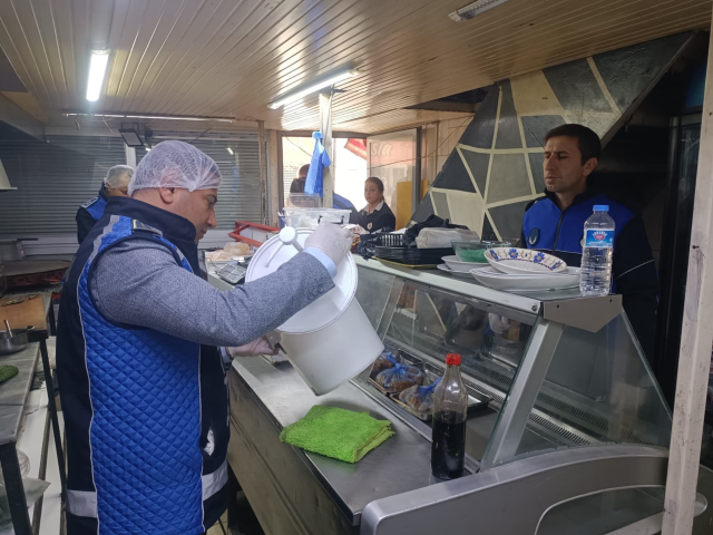 Denetime giden ekipler baharat kovasını açınca şaşkınlığa uğradı: Bozulmasın diye koydum