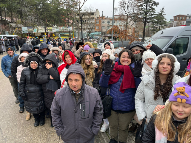 Yüzlerce metre kuyruk oluşuyor, herkes aynı şeyi istiyor