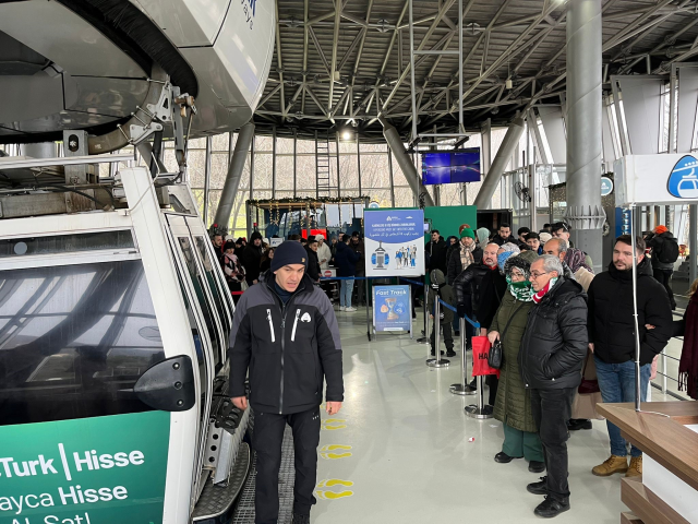 Yüzlerce metre kuyruk oluşuyor, herkes aynı şeyi istiyor