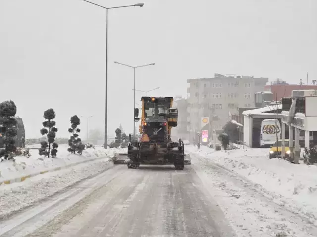 İstanbul'da lapa lapa kar yağıyor! 28 ilde okullar tatil edildi