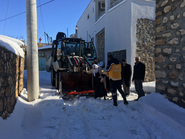 Yollar karla kaplandı, hasta kepçeyle hastaneye ulaştırıldı