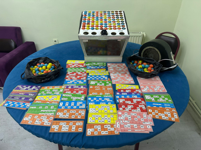 Kumar oynatılan mekana kapıyı ikiye bölerek giren polis, çatıdan kaçmaya çalışanları yakaladı