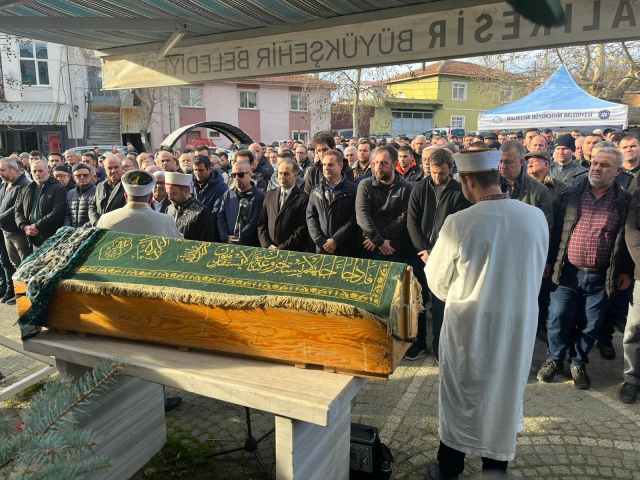 Elif, 2 yaşındayken kaybettiği babasının yanına defnedildi