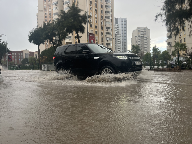 İzmir'de sağanak ve fırtına hayatı felç etti, yollar göle döndü