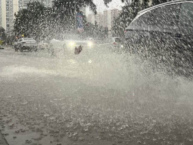 İzmir'de sağanak ve fırtına hayatı felç etti, yollar göle döndü