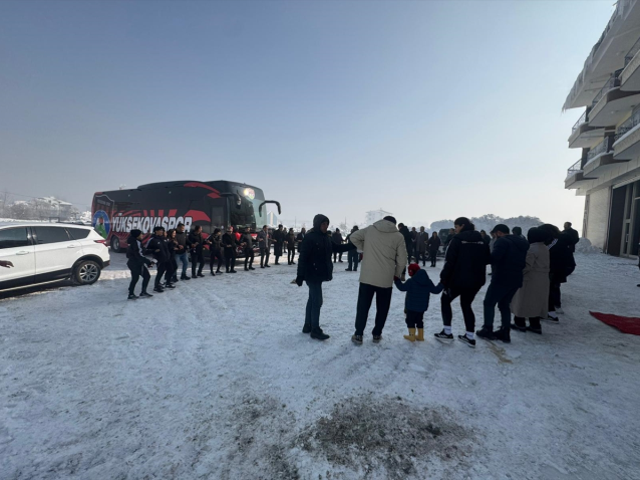 Recep Tayyip Erdoğan'ın hediyesini halay çekerek kutladılar