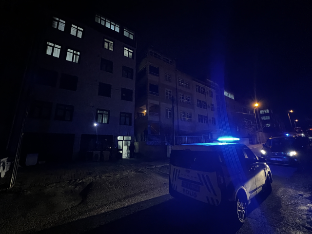 Kendisinden 14 yaş küçük erkek arkadaşını bıçakla öldürdü