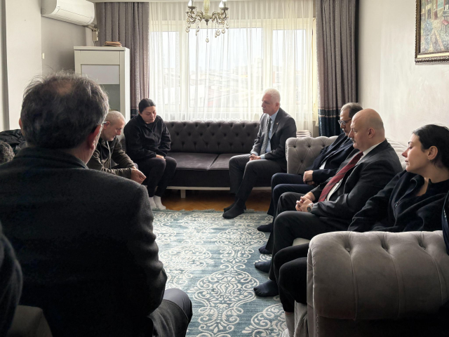 Arkadaşları Atlas'ın mezarına gül ve şeker bıraktı