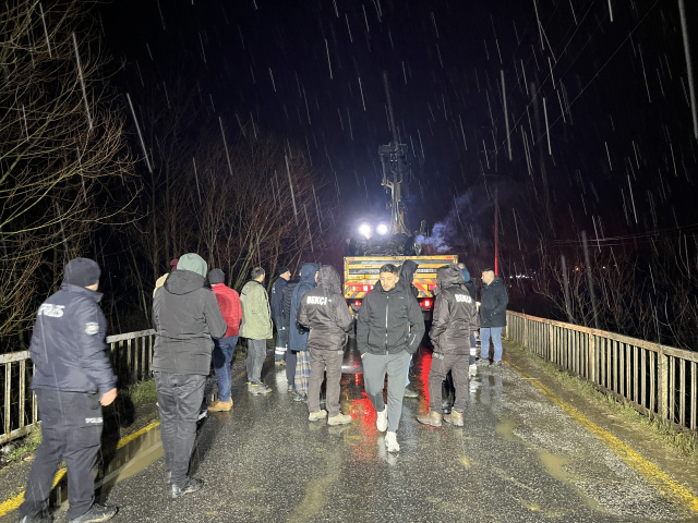 Baba ve oğlu çaya düşen otomobilde hayatını kaybetti