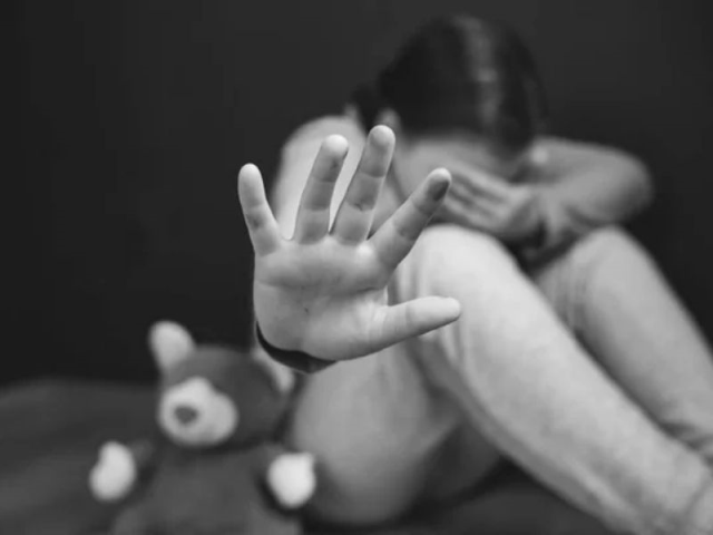 Altına kaçıran 5 yaşındaki üvey kızının cinsel organını yaktı