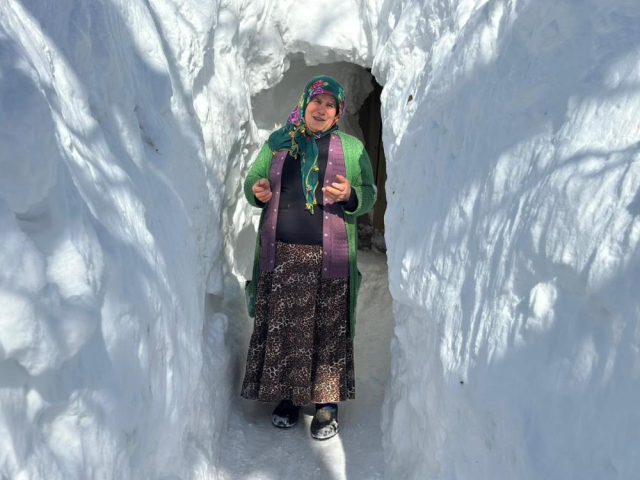 Görüntü Türkiye'den! kar kalınlığı metreleri aştı, evlere tünelden ulaşıyorlar