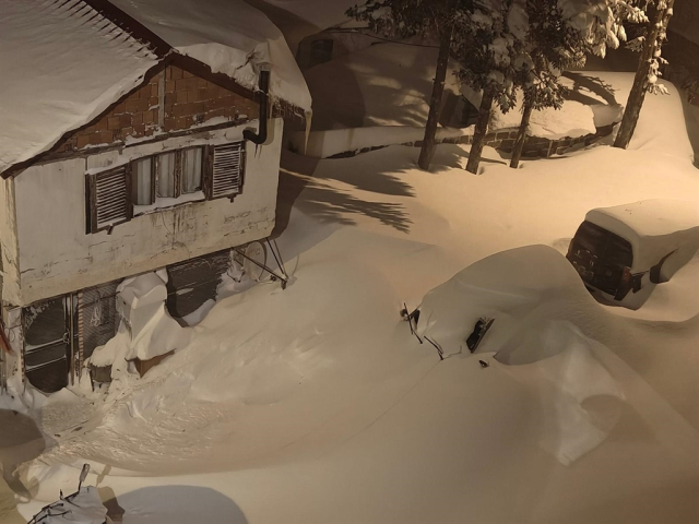 10 gündür durmadan yağıyor! Araçlar bile beyaz örtünün altında kaldı