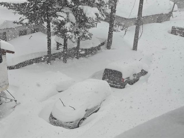 10 gündür durmadan yağıyor! Araçlar bile beyaz örtünün altında kaldı