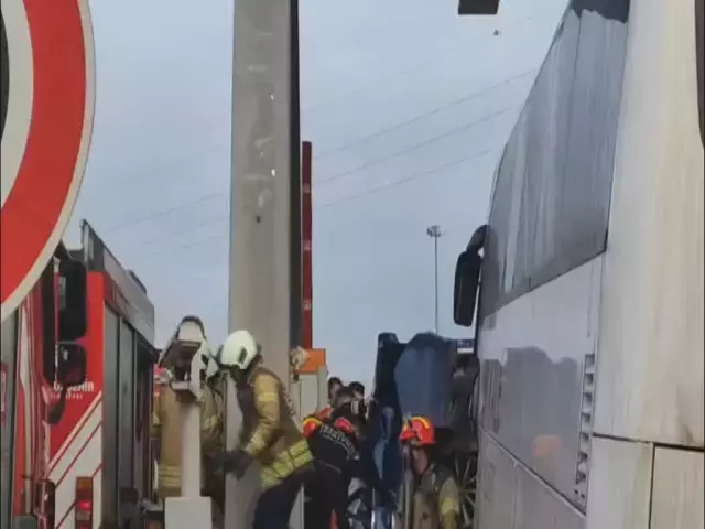 تركيا اليوم مأساة عند أكشاك تحصيل الرسوم في إسطنبول.. وبيان عاجل من الوالي حادث مروع في إسطنبول! اصطدمت حافلة بسيارة كانت تحاول دخول كشك تحصيل الرسوم.