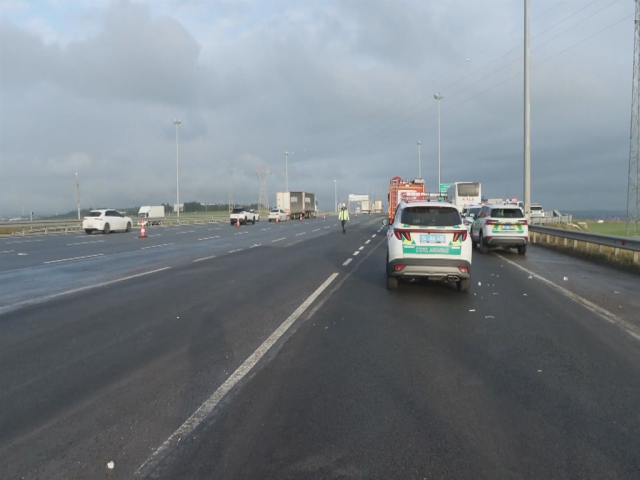 تركيا اليوم مأساة عند أكشاك تحصيل الرسوم في إسطنبول.. وبيان عاجل من الوالي حادث مروع في إسطنبول! اصطدمت حافلة بسيارة كانت تحاول دخول كشك تحصيل الرسوم.