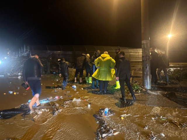 Sağanak yağış afet getirdi! Mahsur kalanlar botla kurtarıldı
