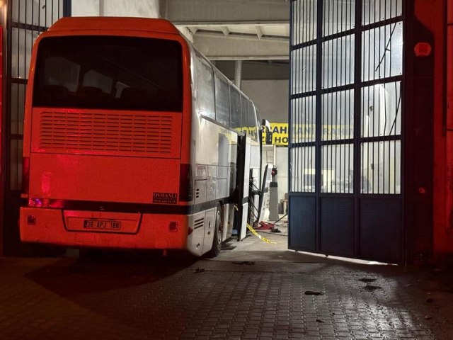 Feci ölüm! Tamir etmeye çalıştığı otobüsün altında kaldı