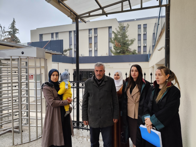 Aracına bomba koyan oğlunun tahliyesini istedi