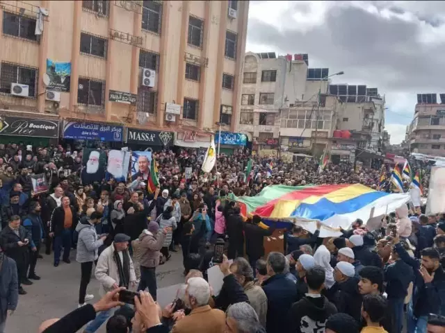 Suriye'nin Süveyda kentinde gösteri düzenleyen Dürziler, İsrail bayrağı ve Netanyahu'nun fotoğrafını taşıdı