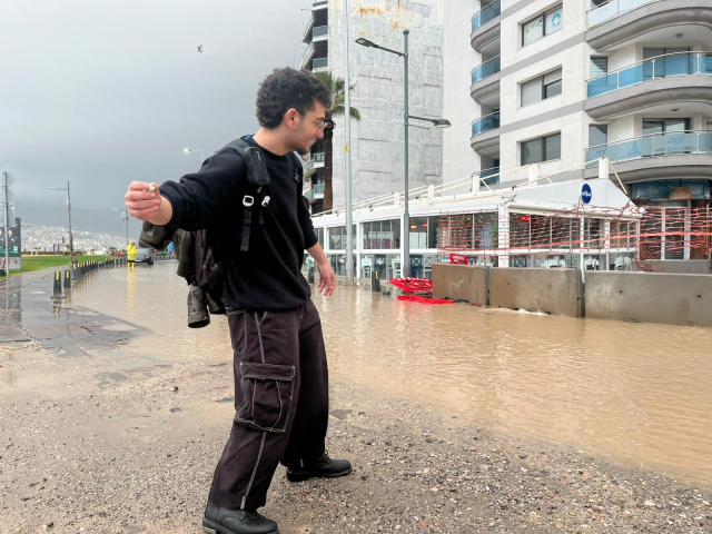 İzmir'de sağanak hayatı felç etti: Kordon göle döndü, vatandaş oltayla tepki gösterdi