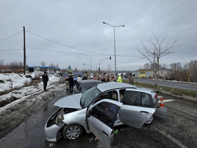 Bingöl'de iki otomobilin çarpıştığı kazada baba ile oğlu öldü, 4 kişi yaralandı