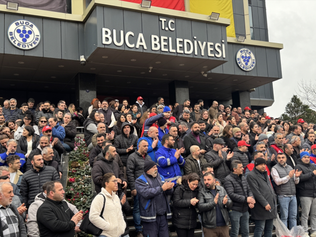 Buca Belediyesi işçileri ödenmeyen ücretleri nedeniyle iş bıraktı