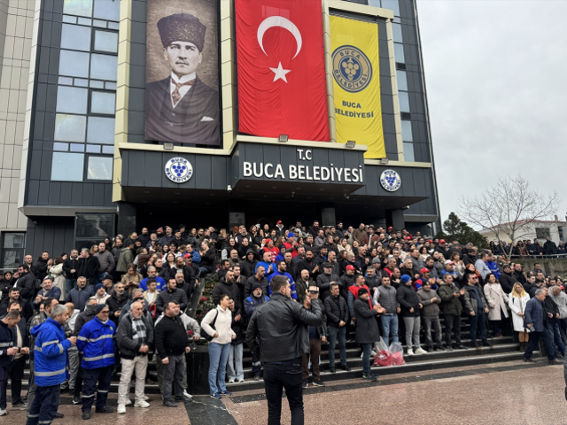 Buca Belediyesi işçileri ödenmeyen ücretleri nedeniyle iş bıraktı