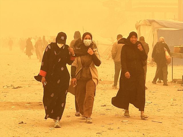 Gazze'yi şimdi de kum fırtınası vurdu! Göz gözü görmüyor