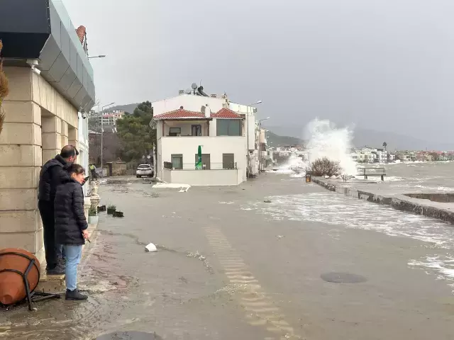 Ayvacık'ta kara ile deniz birleşti