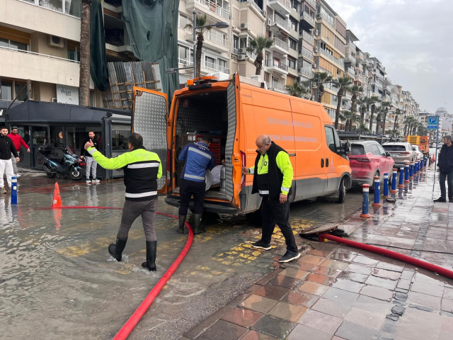 İzmir'de yağış hayatı felç etti, yollar göle döndü