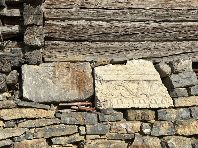 Müze gibi köy: Her duvarda tarihi tapınağın taşları var