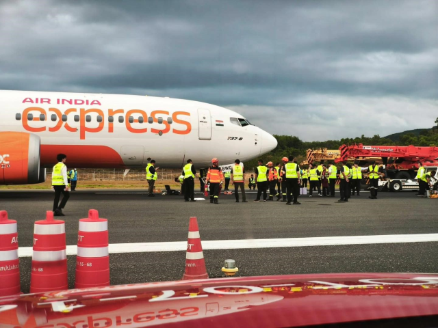Tayland'da yolcu uçağı sert iniş yaptı: Uçağın iniş takımı koptu