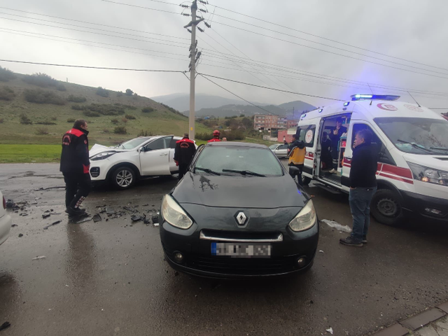 Kaza değil resmen can pazarı! 4 kişi araçta sıkıştı