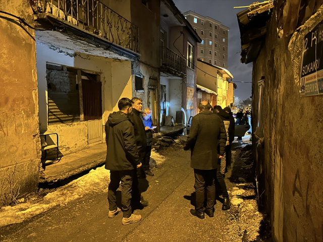 Sokakta boğazından bıçaklanmış halde ölü olarak bulundu