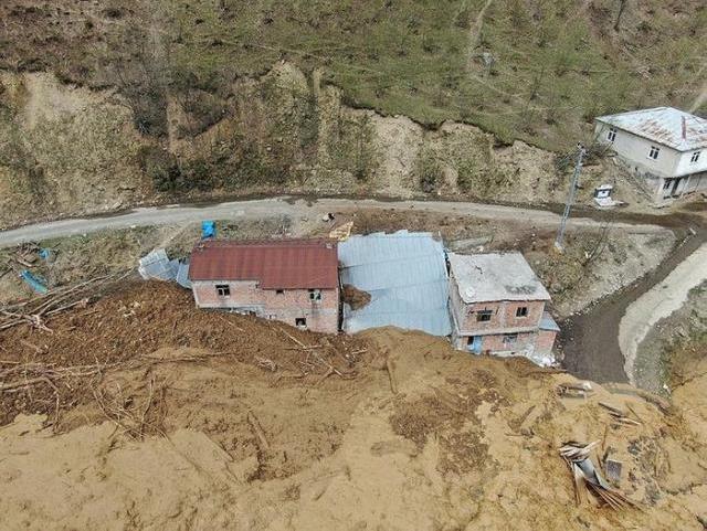 Trabzon'da heyelan! Kayan toprak 5 evi yuttu, 19 ev ise boşaltıldı