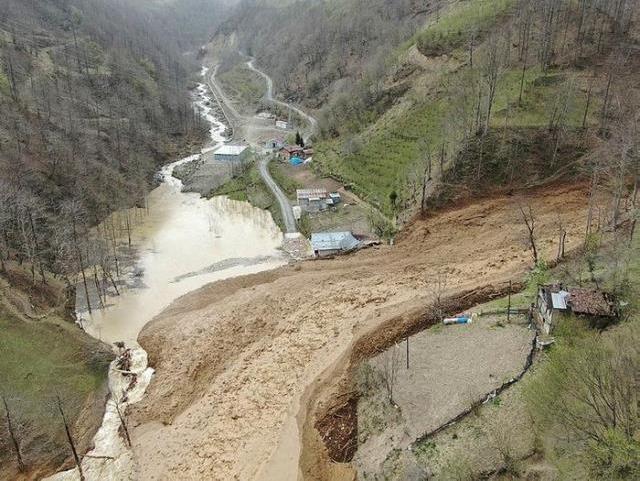 Trabzon'da heyelan! Kayan toprak 5 evi yuttu, 19 ev ise boşaltıldı