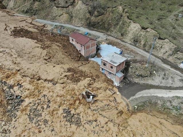Trabzon'da heyelan! Kayan toprak 5 evi yuttu, 19 ev ise boşaltıldı