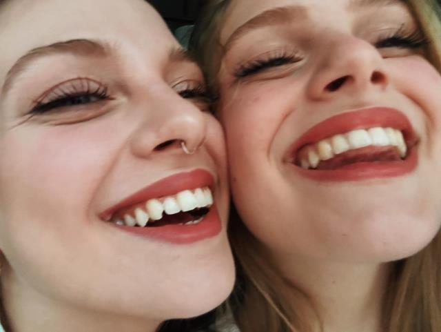 Oyuncu İpek Filiz Yazıcı, kendisine ikizi kadar benzeyen kız kardeşiyle art arda pozlarını paylaştı