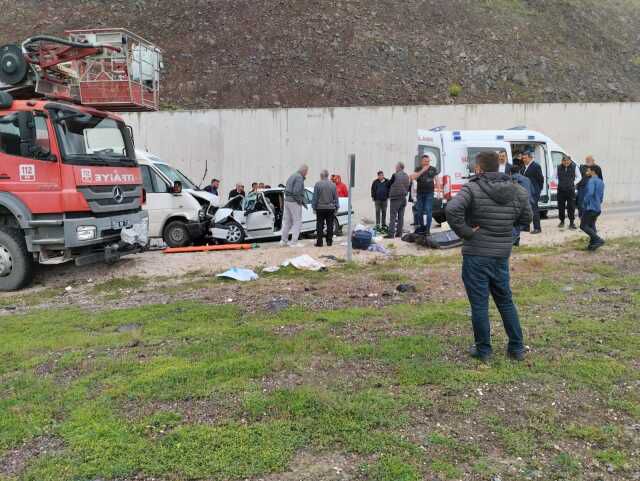 Öğrenci servisi ile otomobil çarpıştı! 1 kişi öldü, 11 kişi yaralı