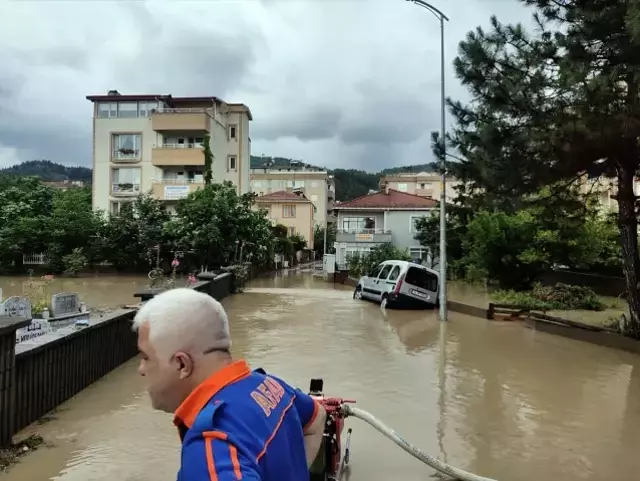 2 derenin taştığı Cide'de hayat durma noktasına geldi! Araçlar sular altında, evler havuz gibi