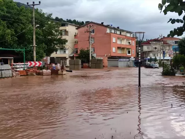 2 derenin taştığı Cide'de hayat durma noktasına geldi! Araçlar sular altında, evler havuz gibi