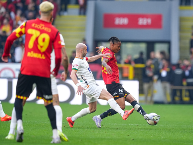 Trendyol Süper Lig’in 22. Haftasında Göztepe, Gürsel Aksel Stadyumu’nda Alanyaspor’u ağırladı. Heyecan ve çekişmeye sahne olan karşılaşmada kazanan 1-0’lık skorla konuk ekip Alanyaspor oldu. Bu maç, İzmir temsilcisi için sezonun önemli bir dönüm noktası olurken, VAR kararları maça damga vurdu ve tartışmalara yol açtı.