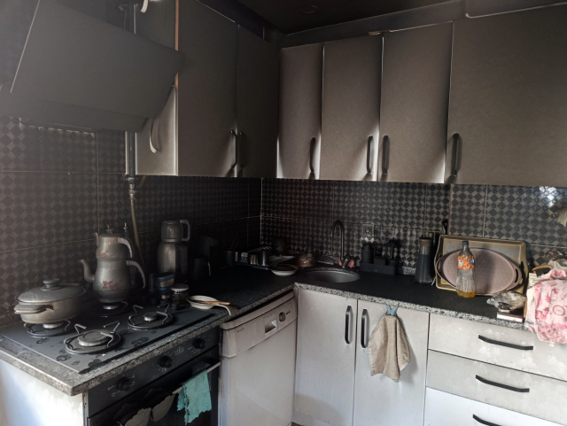Oturduğu apartmanın müteahhidine kızıp, dairesini ateşe verdi