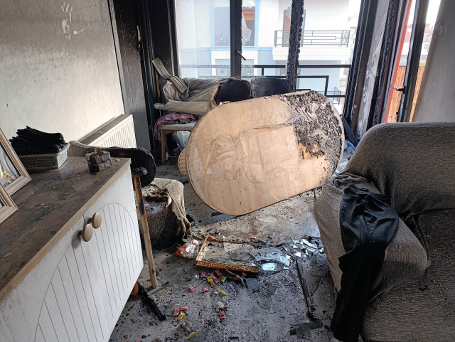 Oturduğu apartmanın müteahhidine kızıp, dairesini ateşe verdi