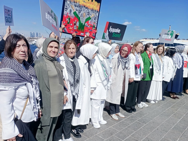 İstanbul Üsküdar'da binlerce kadın Gazze için sessiz zincir oluşturdu
