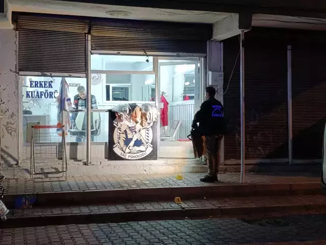 Berber dükkanı önünde güvenlik güçleri ve sağlık ekipleri